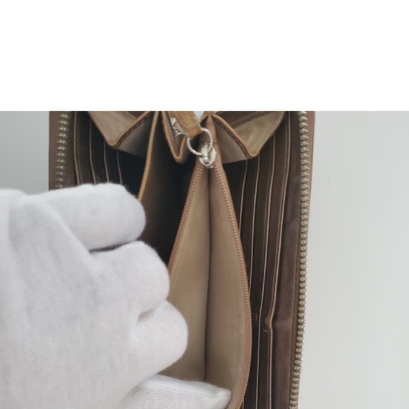 COACH Wallet - Picture 4 of 4